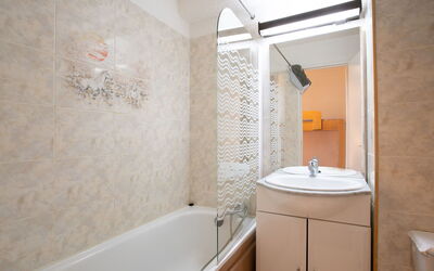 Accommodation:&nbsp;Médian 422 350.4