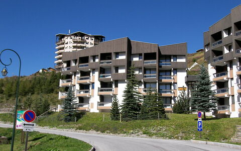 Les Menuires 520: Building, Sky, Property, Infrastructure, Plant, Street Light, Land Lot, Urban Design, Condominium, Residential Area