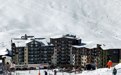 Carlines 1 - 46: Snow, Winter, Geological Phenomenon, Sky, Recreation, Ski Resort, Piste, Architecture, Winter Sport, Mountain Range