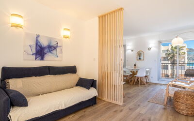 Le Port de Bormes 300.6: Furniture, Building, Comfort, Wood, Flooring, Floor, Living Room, Couch, Laminate Flooring, Shade