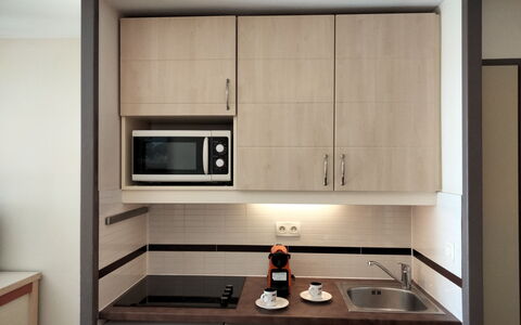 Accommodation:&nbsp;Le Village (E1 121) 400.72