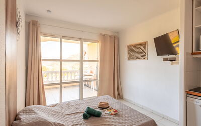 Accommodation:&nbsp;Le Village (C5 232) 400.31