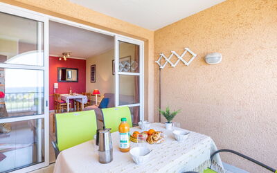 Accommodation:&nbsp;Le Village (E1 214) 400.50