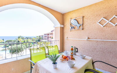 Accommodation:&nbsp;Le Village (E1 214) 400.50