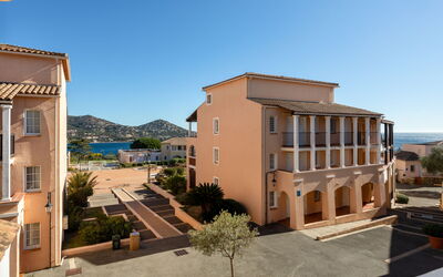 Accommodation:&nbsp;Le Village (C0 266) 400.53