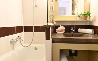Accommodation:&nbsp;Le Village (C6013) 400.65