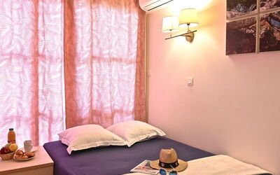 Accommodation:&nbsp;Le Village (B1 418) 400.23