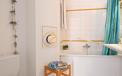 Accommodation:&nbsp;Le Village (C2 105) 400.33