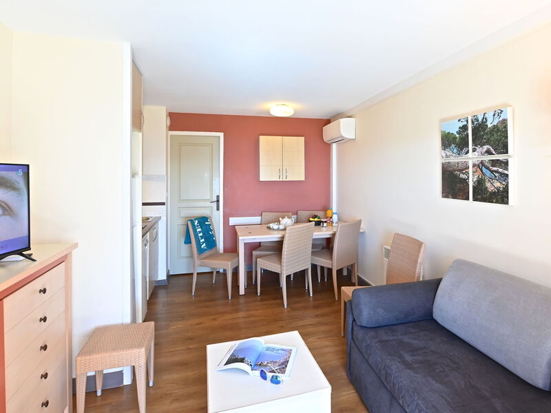 Accommodation:&nbsp;Le Village (E1 309) 400.67