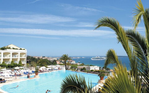 Cannes 464: Water, Sky, Cloud, Property, Plant, Seaside Resort, Swimming Pool, Azure, Building, Tree