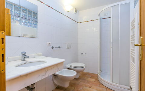 Vinci 962: Plumbing Fixture, Sink, Property, Mirror, Tap, Bathroom Sink, Purple, Bathroom, Lighting