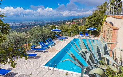Vinci 962: Cloud, Sky, Property, Building, Azure, Swimming Pool, Seaside Resort, Plant, Water, Outdoor Furniture