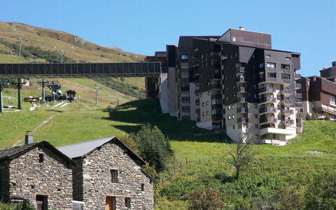 Ski Soleil 1 - 1511: Sky, Building, Window, House, Land Lot, Highland, Grass, Residential Area, Real Estate, Urban Design