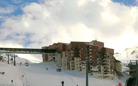 Ski Soleil 1 - 1511: Cloud, Sky, Building, Daytime, Slope, Snow, Freezing, Outdoor Recreation, Street Light, Urban Design