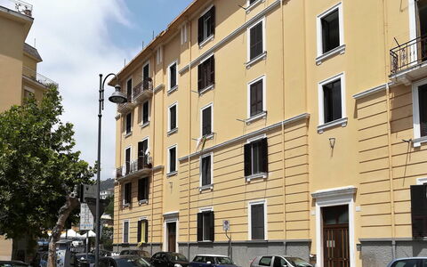 Sotto Il Segno dei Pesci: Car, Wheel, Vehicle, Building, Sky, Window, Cloud, Urban Design