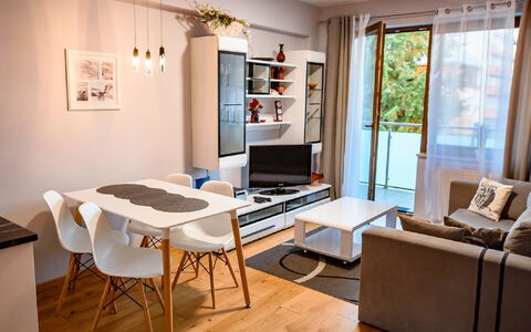 Zielony Zdrój: Couch, Table, Furniture, Picture Frame, Wood, Interior Design, Living Room, Flooring, Floor, Studio Couch