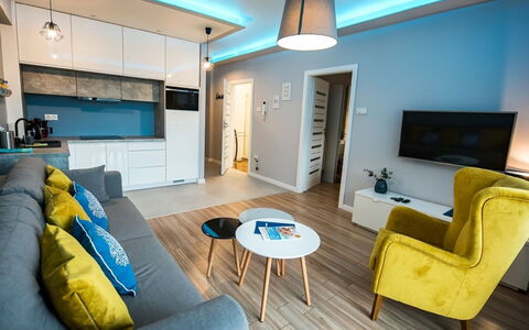 Zielony Zdrój: Table, Couch, Property, Furniture, Comfort, Blue, Building, Azure, Lighting, Picture Frame