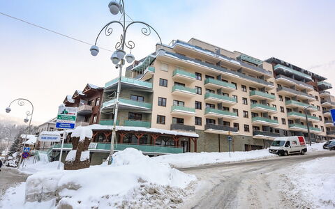 Zielony Zdrój: Sky, Building, Cloud, Street Light, Snow, Infrastructure, Plant, Wheel, Window