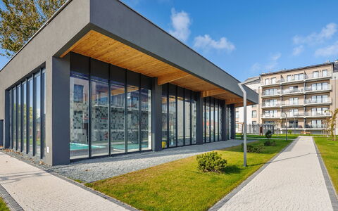 Pięć Mórz: Sky, Plant, Cloud, Building, Land Lot, Urban Design, Grass, Shade, Window, Tree