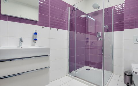 Pięć Mórz: Plumbing Fixture, Shower Head, Building, Shower, Purple, Bathroom, Interior Design, House, Shower Rod