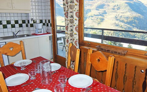 Oisans 37: Room, Restaurant, Tablecloth, Table, Property, Dining Room, Furniture, Textile, Linens, Interior Design