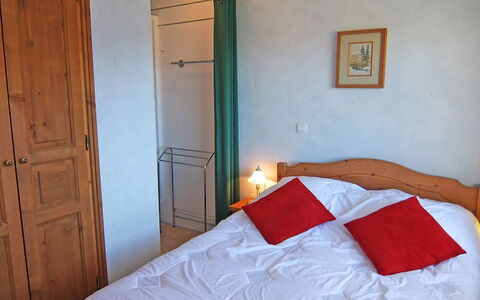 Oisans 37: Bedroom, Bed, Room, Bed Sheet, Furniture, Property, Bed Frame, Bedding, Mattress, Wall