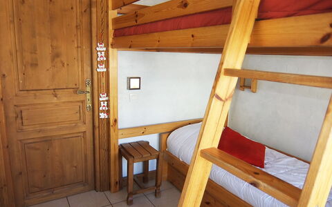 Oisans 37: Room, Furniture, Bed, Bunk Bed, Wood Stain, Log Cabin, Wood, House, Building, Hostel