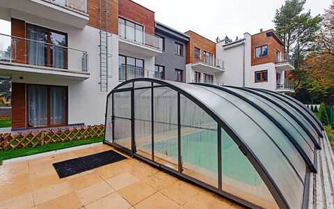 Cztery Pory Roku: Building, Window, Property, Plant, Sky, Wood, Interior Design, Urban Design, Condominium, Tree