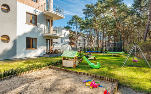 Cztery Pory Roku: Plant, Sky, Building, Property, Window, Cloud, Tree, Land Lot, Yellow, Urban Design