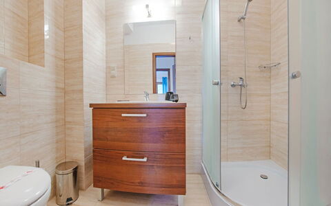 Cztery Pory Roku: Plumbing Fixture, Bathroom Cabinet, Tap, Cabinetry, Property, Building, Furniture, Bathroom, Wood