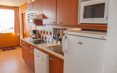 Les Menuires 510: Cabinetry, Countertop, Furniture, Kitchen Appliance, Window, Home Appliance, Kitchen Stove, Kitchen, Wood, Building