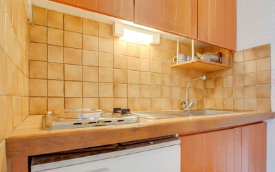 Aravis 314 510.5: Property, Room, Furniture, Countertop, Cabinetry, Tile, Kitchen, Interior Design, Plywood, House