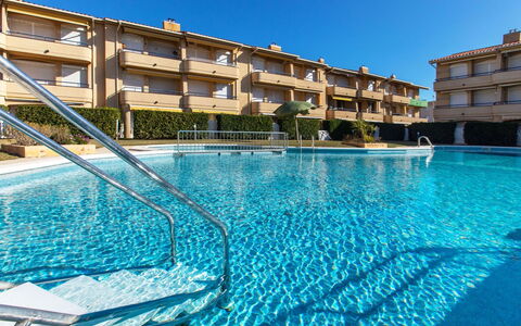 Edificio Tamarius: Water, Sky, Building, Daytime, Property, Blue, Swimming Pool, Azure, Leisure, Window