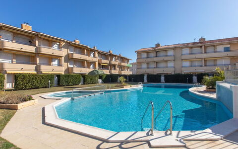 Edificio Tamarius: Water, Building, Plant, Sky, Daytime, Property, Window, Swimming Pool, Azure, House