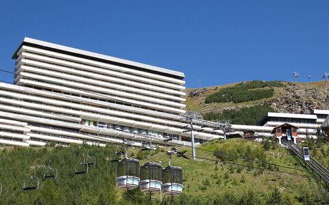 Les Menuires 400: Building, Sky, Urban Design, Tree, Tower Block, Condominium, City, Facade, Landscape, Commercial Building