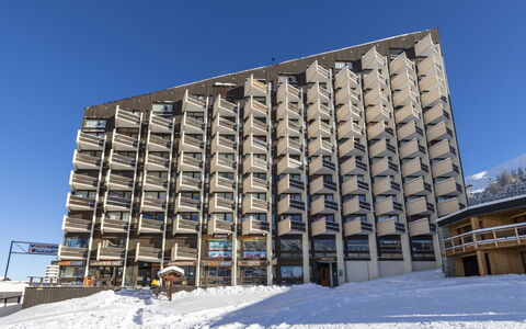 808 Grande Masse: Apartment, Condominium, Winter, Freezing, Glacial Landform, Brutalist Architecture, Balcony, Snow, Daylighting