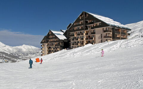 Les Menuires 300: Sky, Snow, Mountain, Building, Window, Slope, House, Ice Cap, Cloud, Terrain