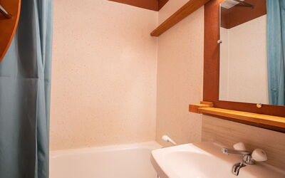 Accommodation:&nbsp;Sarvan 625 300.3