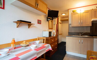 Accommodation:&nbsp;Sarvan 625 300.3