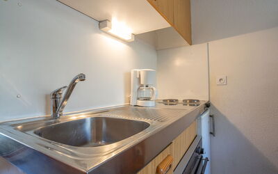 Sarvan 315 300.9: Tap, Kitchen Sink, Sink, Countertop, Property, Plumbing Fixture, Kitchen, Cabinetry, Wood, Interior Design