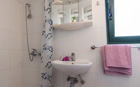 Dubra: Tap, Mirror, Bathroom Sink, Plumbing Fixture, Property, Sink, Purple, Bathroom, Green, Building