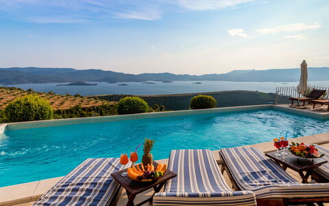 Stolovi: Cloud, Water, Sky, Table, Furniture, Property, Blue, Seaside Resort, Swimming Pool, Outdoor Furniture