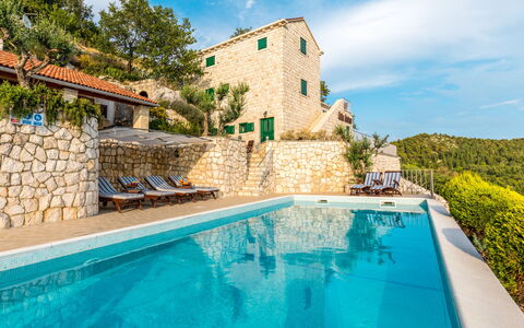 Stolovi: Water, Plant, Cloud, Sky, Blue, Building, Swimming Pool, Azure, Tree, Leisure