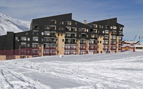 Les Menuires 630: Sky, Window, Snow, Building, Cloud, Slope, Freezing, Tree, House, Urban Design
