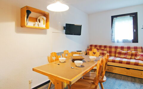 Les Menuires 630: Room, Property, Furniture, Interior Design, Table, Building, Yellow, Dining Room, House, Real Estate