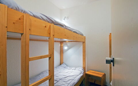 Les Menuires 630: Bed, Room, Furniture, Property, Bedroom, Wall, Building, Hostel, House, Ceiling