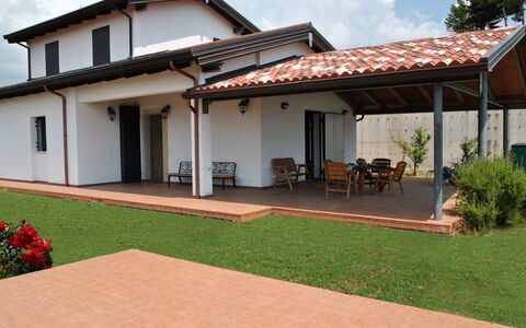 Quattro Rose: Plant, Building, Sky, Window, Cloud, Door, Land Lot, House, Tree, Shade