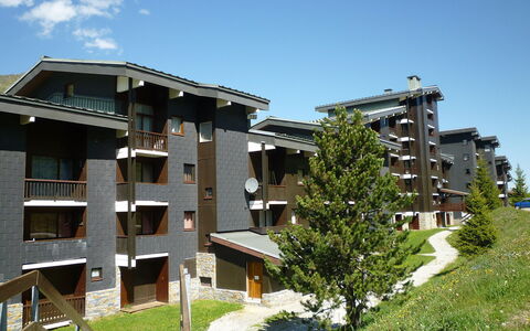 Les Menuires 640: Sky, Plant, Building, Cloud, Window, Tree, Tower Block, Condominium, Land Lot, Urban Design