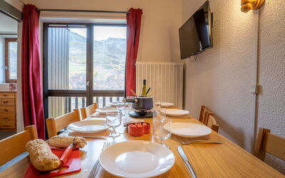 Les Menuires 640: Table, Property, Cabinetry, Building, Dishware, Wood, Countertop, Interior Design, Tableware, Kitchen Appliance