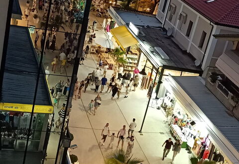 Cattolica Sea Loft: Building, Window, Infrastructure, Urban Design, Neighbourhood, Public Space, Crowd, City, Leisure